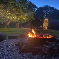 Brook Pod - High end Glamping in beautiful setting, ξενοδοχείο σε Rosemarket