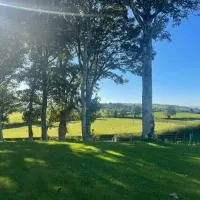 Keeloges camp Tents and caravan site No bed camp grounds only, מלון בLifford