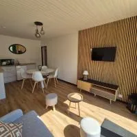 Charmante maison, entière au calme, sud avec jardin، فندق في Chanteloup