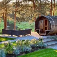 Domek LAVENDA z widokiem na rzekę - Basen, Jacuzzi, Sauna - Magiczny ogród - 0,5ha prywatnej przestrzeni, hotel in Zawady