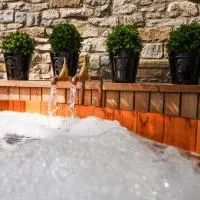 PEAK DISTRICT ROMANTIC Courtyard Loft, with Outdoor Japanese Whirlpool Bath, hotelli kohteessa Winster