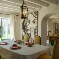 Perche King's Bedroom in MaisonNomadeChic, хотел в Cour-Maugis-sur-Huisne