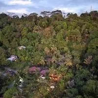 Air Manis Hillside Villa Cafe & Resto, hotell i Padang