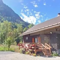 Châlet 8 personnes + grand terrain et rivière, hotell i Entremont