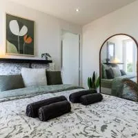 Le Nido - stationnement privé gratuit, hotel a Attignat