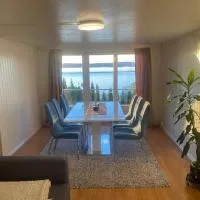 Nice Family Friendly apartment 2 bed Rooms with sea view located in Nordstrand for 5 guests with a garden and grill with sea view just beside the apartment, hotell i Oslo