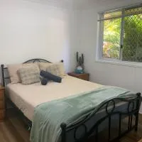 Stylish Chic King Bedroom with shared bathroom, хотел в Mount Colah