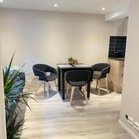 Free parking Apartment is located on a semi basement floor, with a warm floor, hotel ad Ålesund