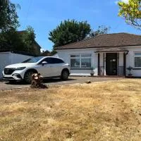 NEAR AIRPORT Fully Detached Home with 2 Off-Street Parking Spaces, hotel Sunbury Commonban