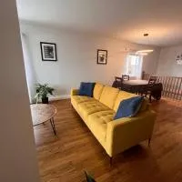 Sunny family home, hotel a Halifax