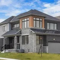 Beautiful 4BR Niagara Falls Getaway Sleeps 7 Free Parking Fast WiFi Family & Group Friendly, hotel v destinaci Thorold
