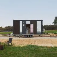 Farm Stay at Sheltered Paddock X by Tiny Away, khách sạn ở Warrenmang