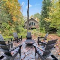 Muskoka Waterfront Cottage with Canoes and Fire Pit โรงแรมในฮันต์สวิลล์