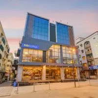 FabHotel SSR Fern Suites - 100M from GSM Mall Madeenaguda, Hotel in Lingampalli