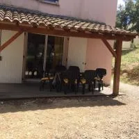 maison 49 m2 dans village de vacance، فندق في Sauve