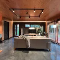 Luxury Rural Retreat with Carport and Fast Wi-Fi, hotel di Raglan