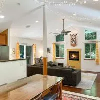 Cozy cabin deep in the redwoods with WiFi and Hot Tub، فندق في جيرنفيل