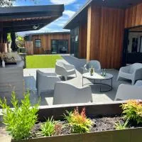 Modern Retreat, Outdoor BBQ, 4BR in Central Twizel, hotel v destinaci Twizel