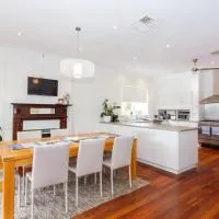 Scarborough Family Stay | Yard & Kids Play Area, hotel i Perth
