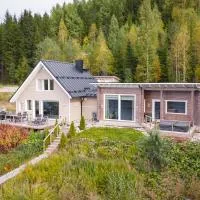 Mökki ulkoporealtaalla, hotel en Uurainen