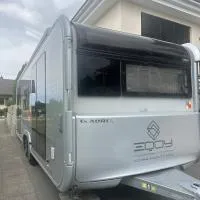 Beautiful, luxurious Caravane property โรงแรมในRothrist