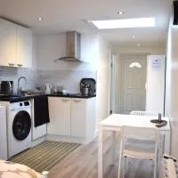 Studio flat close to Heathrew Airport، فندق في Northolt