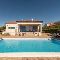 Casa Kamber with pool, hotel v mestu Tinj