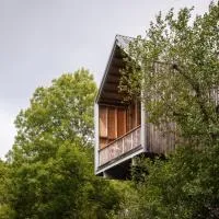 Les Cabanes du Bois Basalte, hotel v destinácii Manzat