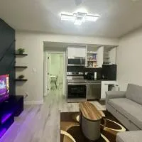Cozy 2BR Retreat - 10 Mins to WEM - Free Parking & WiFi，埃德蒙頓的飯店