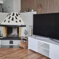 Lumi & Luonto - Private rooms in a 100 sqm 3-BR house with shared common areas, hotel sa Oulu