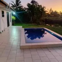 Large 4 Bedroom 7 Bed Villa in Sonaisali Rd, Nadi, hotelli kohteessa Nadi