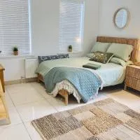 1 Bed Flat - Sleeps 2 - Parking - Garden, hotel em Derry