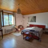 Chez Claire - Immense chambre, salle de bain indépendante réservée aux voyageurs, quartier calme, parking gratuit dans cour fermée, hotel em Varces