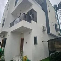 5 Bedrooms and 5 Bathrooms Luxury Duplex With Private Swimming Pool, hôtel à Lagos