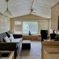 Relaxing static stay Holiday park, hotel near Sywell Aerodrome - ORM, Northampton