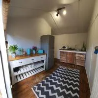 Lovely Cabin with private garden, hotel i Noordhoek