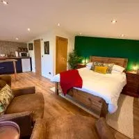 Stylish Cabin with Countryside Views and King Bed, hotell i Maybole