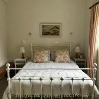 Private Garden Studio Cottage with BBQ 10 min walk to Pennington Beach, khách sạn ở Pennington