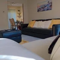 Modern luxury 3-bedroom guesthouse in Wigan, hotel v destinaci Wigan
