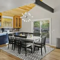 Moonridge Ski & Zoo Chalet With Hot Tub retreat-BBQ-Firepit-Gameroom-AC Top Floor, hotell sihtkohas Big Bear Lake