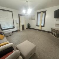 Cozy Burlington Home near Downtown, hotel poblíž Southeast Iowa Regional Airport - BRL, Burlington