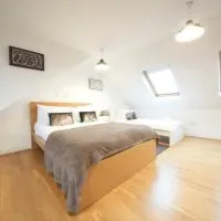 Private Rooms-Private Bathrooms-Near Airport- CABIN CREW paradise, hotel em Harmondsworth