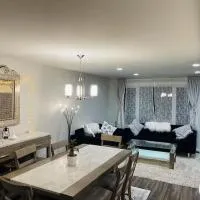 Private Rooms in a Wonderful House, hotel en Hay River