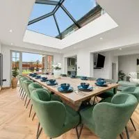 4BR luxury Cottage, Hot Tubs, Hoar Cross, Staffordshire, מלון בNewborough