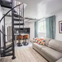 Bright 1-Bedroom Loft in Converted Garage with Private Entrance โรงแรมในนิวโรแชล