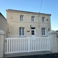 Gîte climatisé avec cour privée calme et vignobles 4 pers, hotel en Le Puy-Notre-Dame