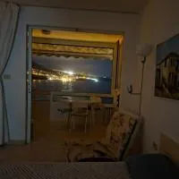 Beautiful oceanfront studio with private parking、プンタ・デル・イダルゴのホテル