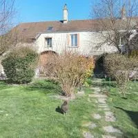 La Grille Fleurie, chambres d'hôte chez l'habitant، فندق في Arthonnay