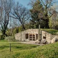 Maison Terre Les Cabanes de Fallot - sauna bain-froid piscine naturelle, hotell sihtkohas LʼIsle-Bouzon