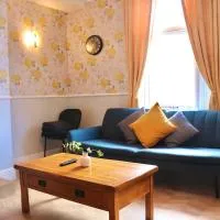 Comfortable 2 Bed Property with garden - Parking, hotel u gradu Hunslet